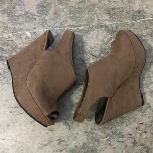 Carlos Santana Wedges